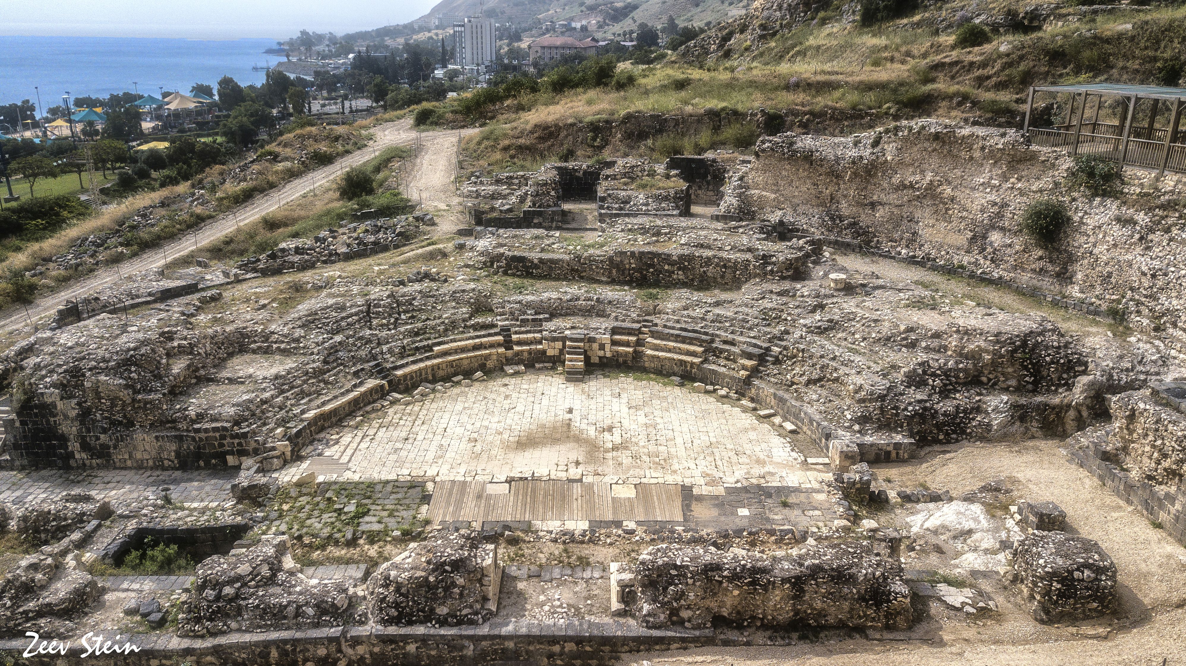 התיאטרון הרומי בטבריה: הענק המתעורר למרגלות הר ברניקי